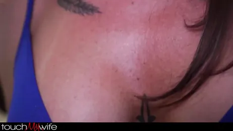 Une femme mariée et séduisante prend du plaisir avec un homme noir, avec la permission de son mari.
