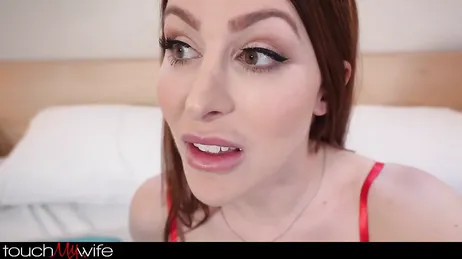 Une femme infidèle enfile de la lingerie rouge pour une relation sexuelle prévue avec un inconnu.