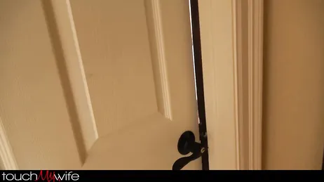 Il marito torna a casa e sorprende la moglie con un altro uomo: era proprio quello che desiderava!