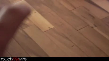 Il marito torna a casa e sorprende la moglie con un altro uomo: era proprio quello che desiderava!