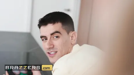 Ils sont fous de joie quand Jordi ENP baisse son pantalon et leur montre sa bite