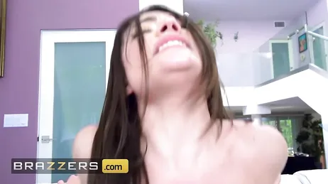 Compilation gratuite de porno avec des filles canon qui baisent sur Brazzers : tellement bon !!