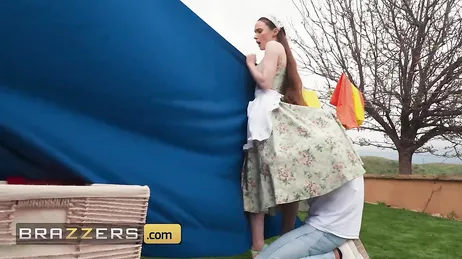 Une femme infidèle laisse le nouveau jardinier coucher avec son mari dans son dos.