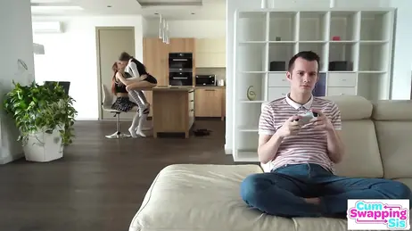 Pojken Som Spelar Playstation Och Hans Flickvan Tafsar Pa Hans Styvsyster
