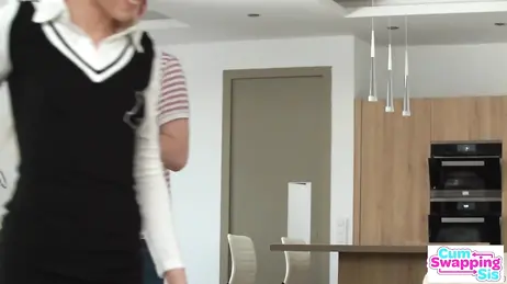Pojken som spelar PlayStation och hans flickvän tafsar på hans styvsyster...!!