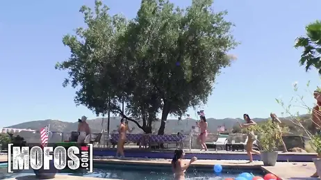 Folie pornographique dans la piscine pour célébrer les 250 ans de l'indépendance des États-Unis