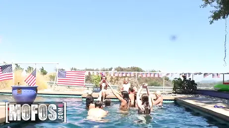 Folie pornographique dans la piscine pour célébrer les 250 ans de l'indépendance des États-Unis