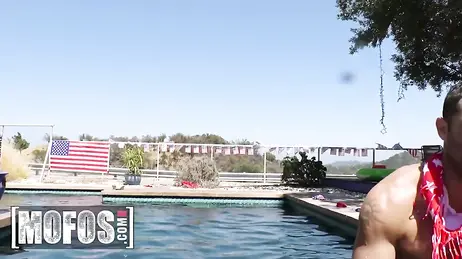 Folie pornographique dans la piscine pour célébrer les 250 ans de l'indépendance des États-Unis