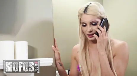 Een sexy, slanke blonde studentes geniet van papa's pik.