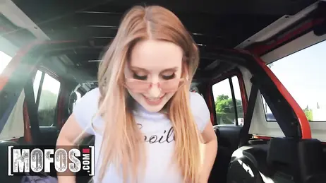 Pelirroja culona pide ayuda a un desconocido para su coche y acaba follándoselo ahi mismo