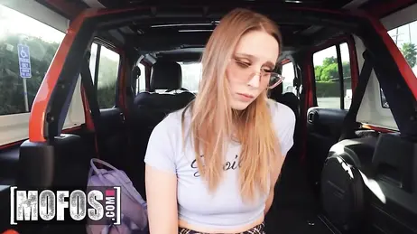 Pelirroja culona pide ayuda a un desconocido para su coche y acaba follándoselo ahi mismo