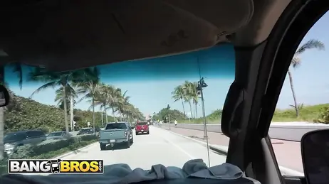 Der Pornowagen von Bangbros sammelt eine superheiße, vollbusige Frau von der Straße ein.