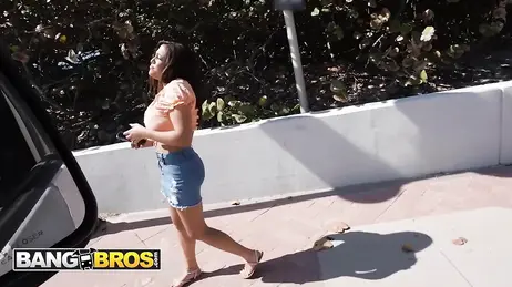 Der Pornowagen von Bangbros sammelt eine superheiße, vollbusige Frau von der Straße ein.