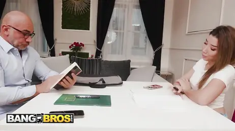 Una studentessa universitaria arrapata non si ferma finché non seduce e non si scopa il suo nuovo tutor privato.