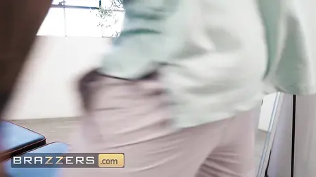 Die Pilates-Trainerin kann ihren Blick nicht von dem Po der neuen Schülerin abwenden…!!
