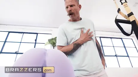 Die Pilates-Trainerin kann ihren Blick nicht von dem Po der neuen Schülerin abwenden…!!