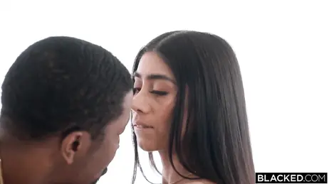 La diosa tetona Violet Myers disfrutando de la buena polla negra de Isiah Maxwell