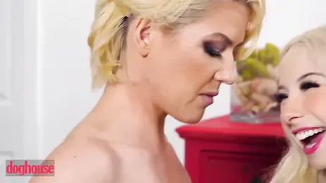 Deze rijpe blondine voelt zich steeds meer aangetrokken tot de vriendin van haar zoon: wat is ze toch mooi!