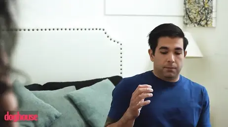 Elle surprend son demi-frère en train de regarder du porno sur son téléphone, sur le point de se masturber... !!