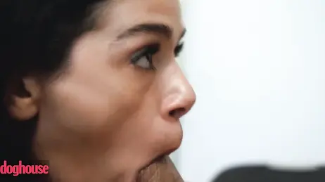 Elle surprend son demi-frère en train de regarder du porno sur son téléphone, sur le point de se masturber... !!