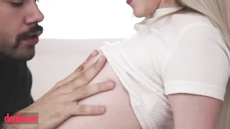 Una bella leccata di figa per la sua ragazza bionda prima che inizino a scopare come dei pazzi