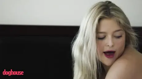 Il adore lécher la chatte de sa copine aux grosses fesses avant qu'elle ne se mette à califourchon sur lui.