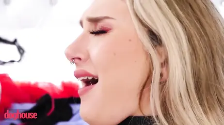 Die atemberaubende Skylar Vox in Netzstrümpfen, die auf allen Vieren einen harten Schwanz schluckt.