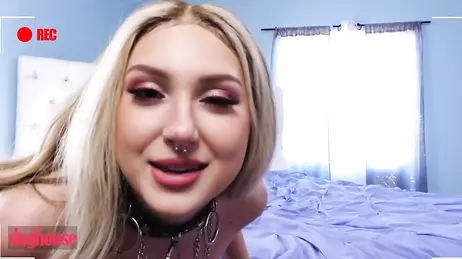 Die atemberaubende Skylar Vox in Netzstrümpfen, die auf allen Vieren einen harten Schwanz schluckt.