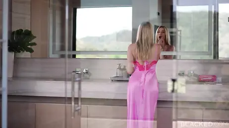 Trio porno interracial con la delgada Sophie Weber disfrutando de dos rabazos negros