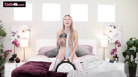 Der Schwager dieses Mädchens erwischt sie dabei, wie sie mit ihrem neuen Pornospielzeug rumspielt.