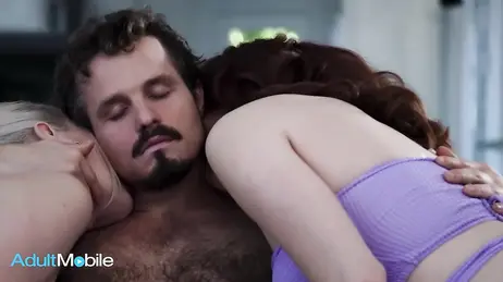 Su novia le hace el regalo de un trio porno XXX con la zorra de su hermanastra