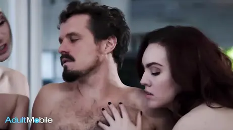 Su novia le hace el regalo de un trio porno XXX con la zorra de su hermanastra
