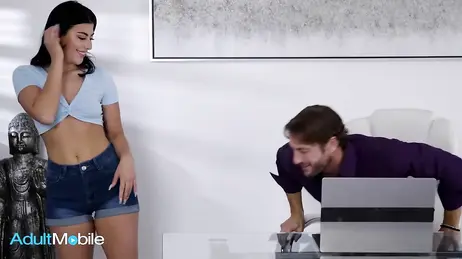 Il patrigno infedele non riesce a resistere alla tentazione di un ménage à trois con la figliastra e la sua migliore amica.