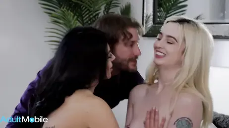 Il patrigno infedele non riesce a resistere alla tentazione di un ménage à trois con la figliastra e la sua migliore amica.