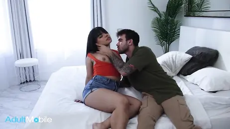 Ihre Stiefschwester ist süchtig nach Analsex und ihr Freund praktiziert ihn so gut wie nie bei ihr.