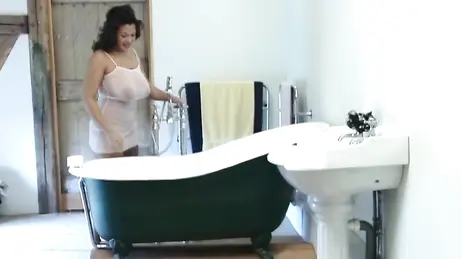 Een rijpe vrouw met grote borsten neemt een warm bad, waarna haar vriend haar snel benadert met het verzoek om seks te hebben.