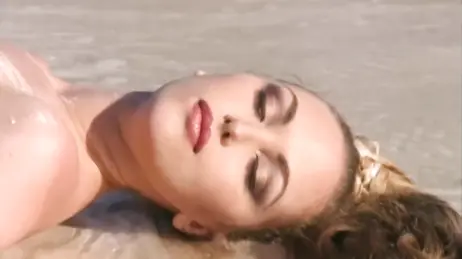 När han springer längs en öde strand onanerar han som en gris.