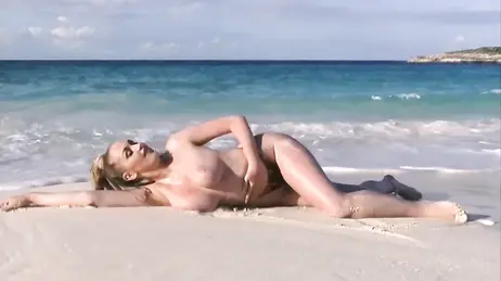 När han springer längs en öde strand onanerar han som en gris.