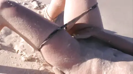 När han springer längs en öde strand onanerar han som en gris.