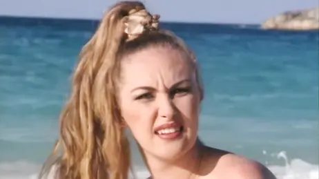 När han springer längs en öde strand onanerar han som en gris.