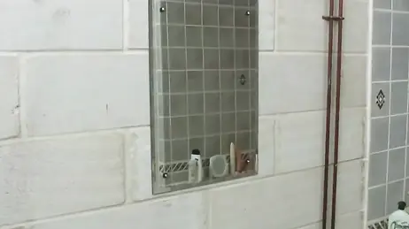 Comida de coño lésbica y follada con dildos en la ducha: qué tetas!