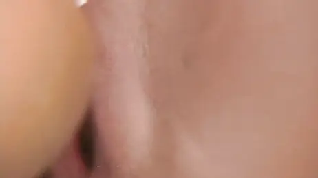 Comida de coño lésbica y follada con dildos en la ducha: qué tetas!