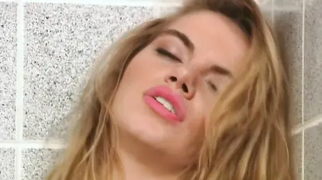 Comida de coño lésbica y follada con dildos en la ducha: qué tetas!