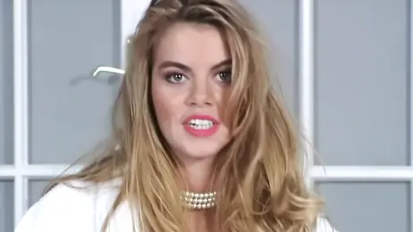 Comida de coño lésbica y follada con dildos en la ducha: qué tetas!