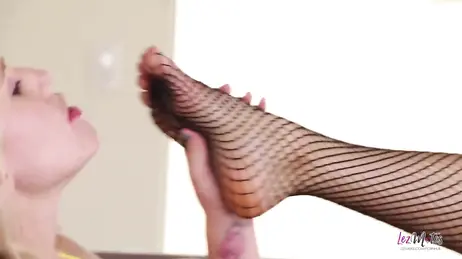 Ti piacciono i piedi delle donne? Allora adorerai questa compilation porno.