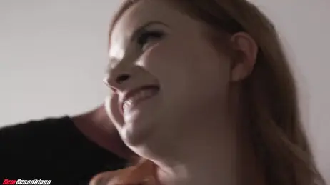 La sua vicina è un po' in carne, ma le piace molto il suo grosso cazzo