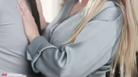 La fille des voisins a un petit ami, mais elle aime coucher avec des hommes mariés plus âgés.