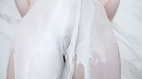 Echando leche por el cuerpo a su amante en la ducha para luego follarla sin parar