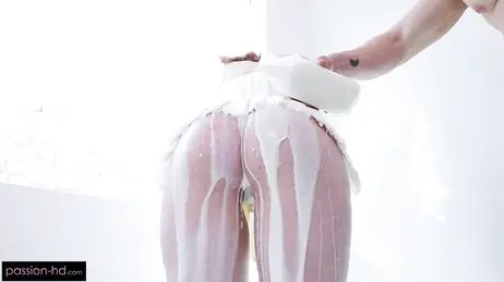 Echando leche por el cuerpo a su amante en la ducha para luego follarla sin parar