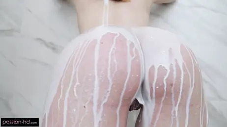 Echando leche por el cuerpo a su amante en la ducha para luego follarla sin parar